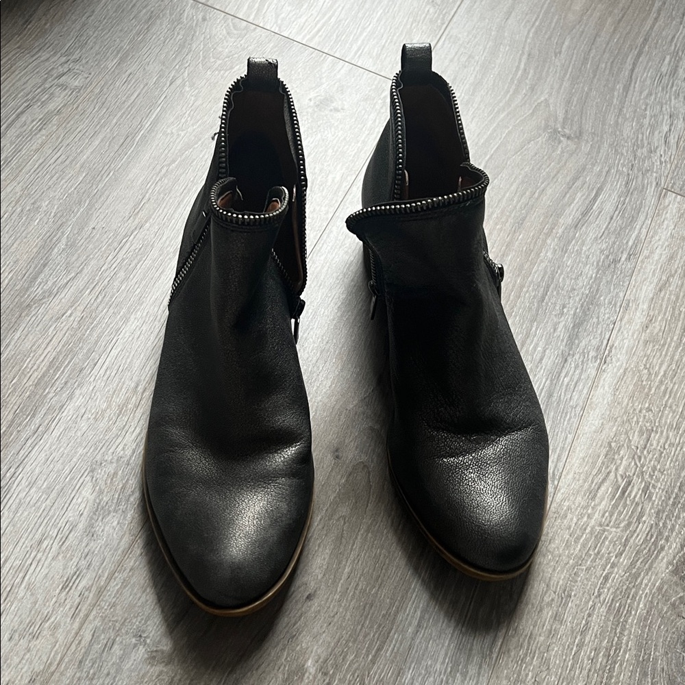 Lucky Brand Bartilino Pewter Metallic Zipper Leather Ankle Boots Size 8